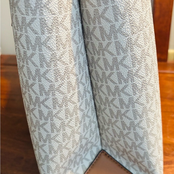 Michael Kors Signature White and Brown Tote - Picture 4 of 9